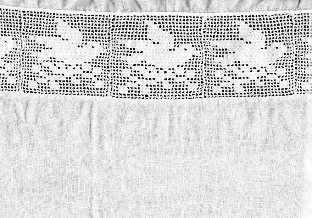 Vntg TABLECLOTH w CROCHETED Edging & BIRDS/DOVES LACE Insert CRAFT CUTTER OR FIX