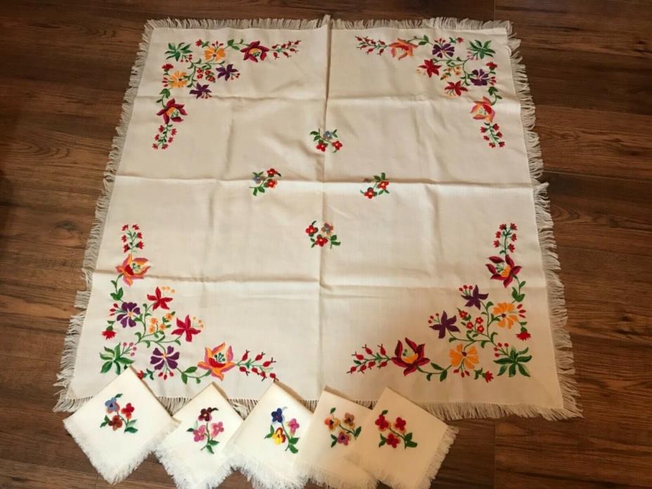 Vtg Beautiful Raised Embroidered Linen Tablecloth 5 Napkins Flowers 30” by 30”