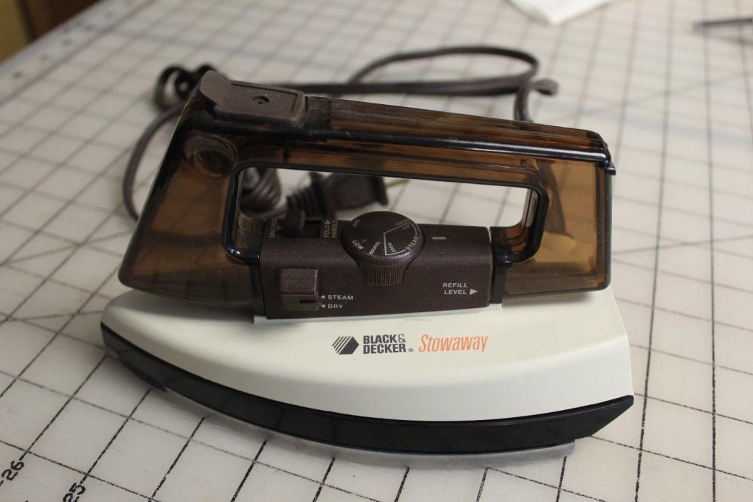 BLACK AND DECKER STOWAWAY TRAVEL IRON STEAM & DRY FOLDING HANDLE F46A WORKS