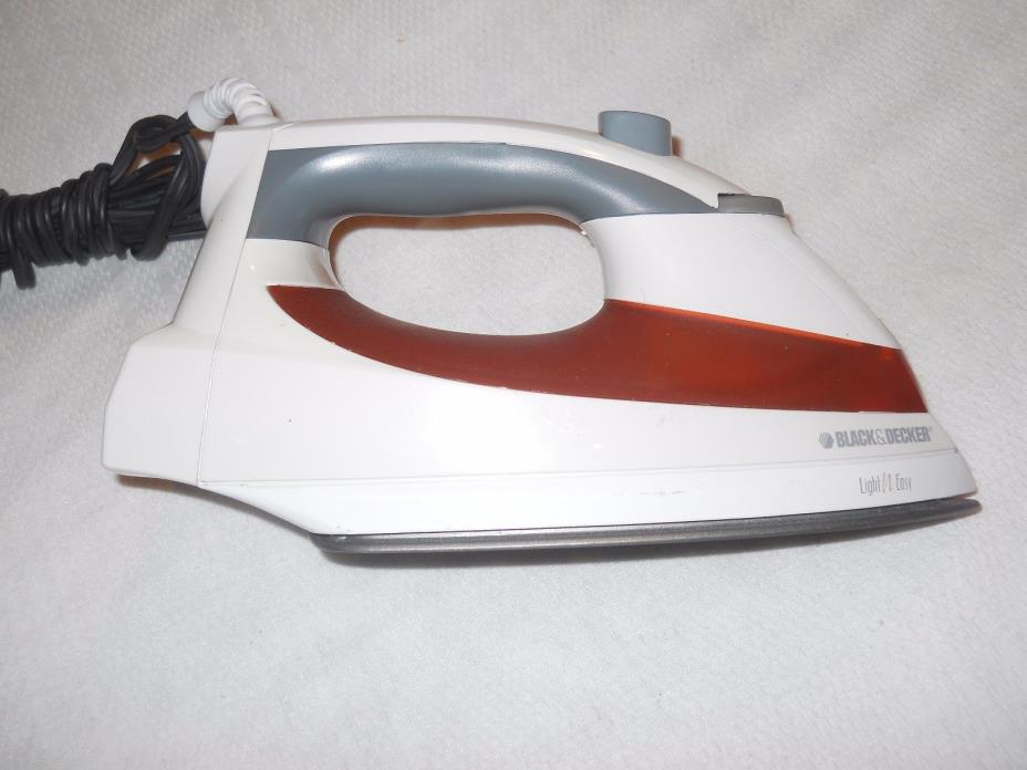 Black & Decker F920 Easy Steam Iron White/Red Free Shipping OBO NEW