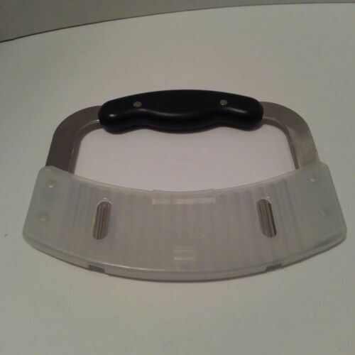 The Pampered Chef CRINKLE CUTTER #1063 WITH SLEEVE ROUNDED