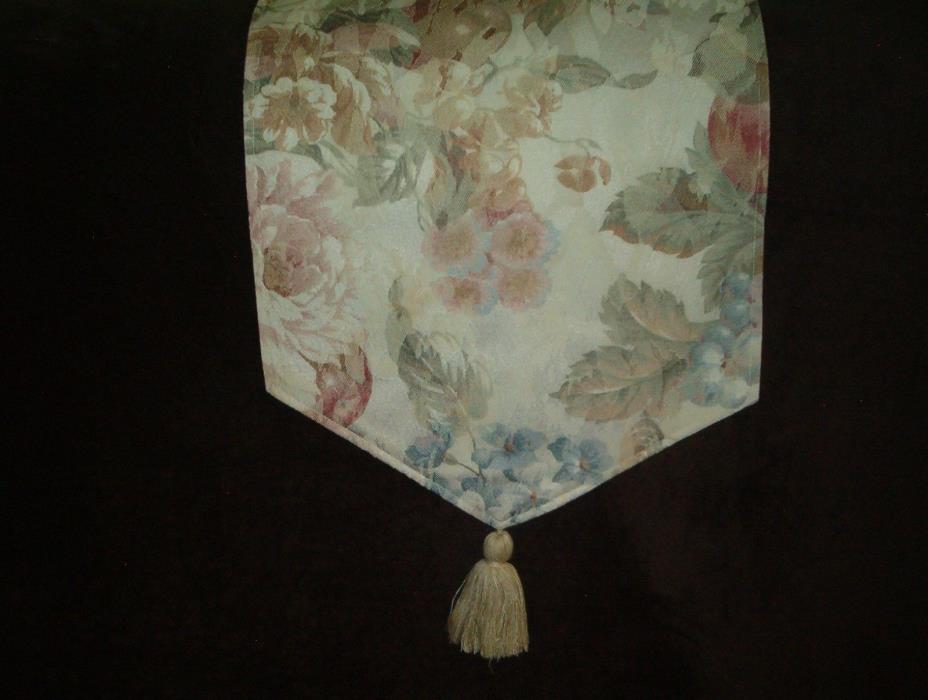 DAMASK STYLE MATERIAL TABLE RUNNER, TOTALLY LINED WITH TASSEL, 62