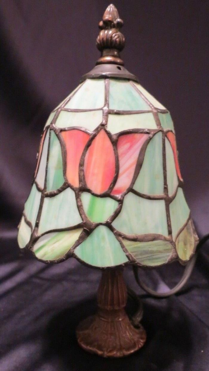 TIFFANY STYLE ~ STAINED GLASS ACCENT LAMP ~ SMALL BEDSIDE NIGHTLIGHT ~ 7 watt