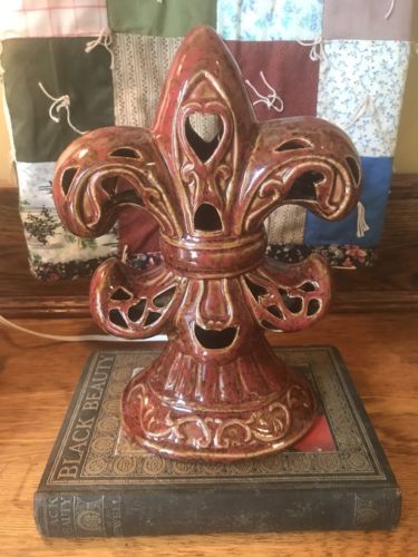 BEAUTIFUL FLEUR DE LIS CERAMIC LAMP