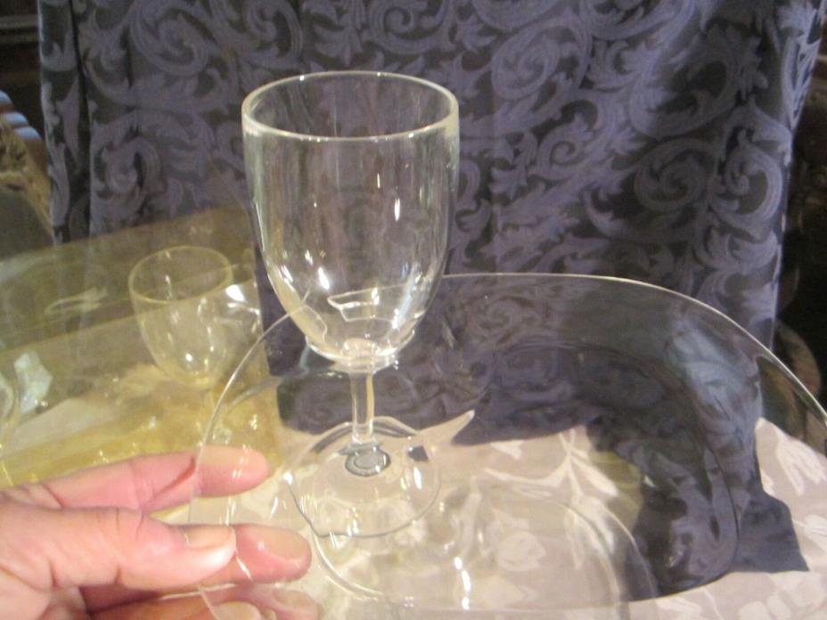 NIB Reusable Acrylic 4 Plates with Built-in Stemware Holder 4 glasses NEW