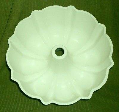 Mr. Microwave Tubecaker Microwave Oven Bundt Pan b