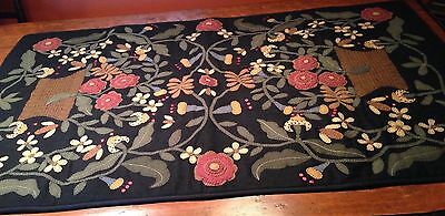 Homespice Decor Busy As A Bee Rug or Wall Hanging, Size 3' X 5'