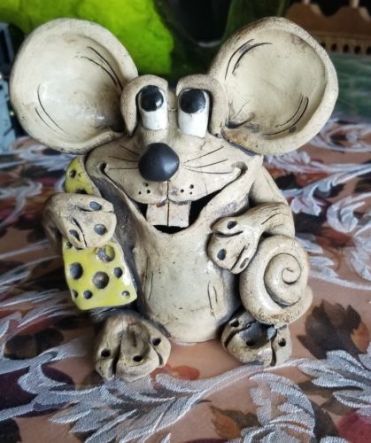 Vintage Hindt Pottery California Mouse 