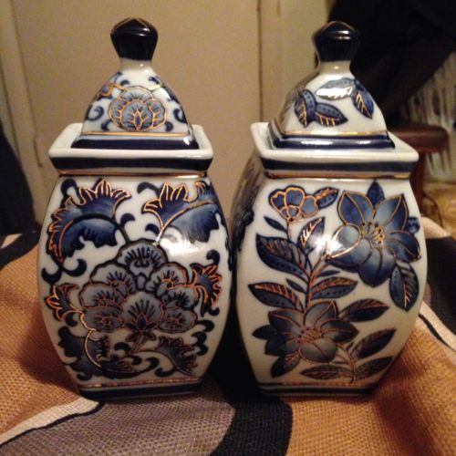 DECORATIVE COLLECTIBLE Blue Ware Gilded Vases With Lids