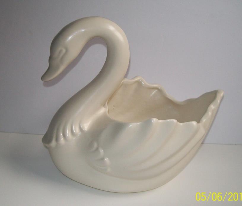 Hull White Swan Planter