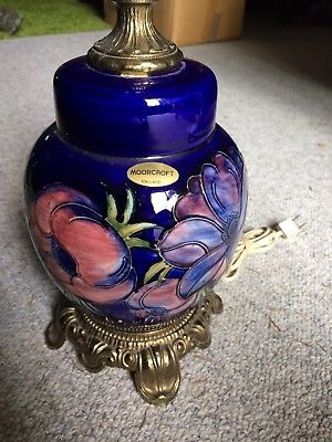 BEAUTIFUL VINTAGE MOORCROFT ANEMONE POTTERY LAMP 10' TALL  (PJ)