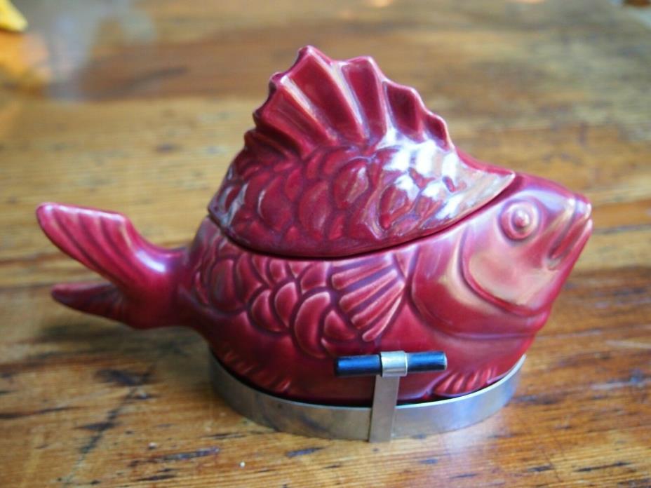 BAUER CHICKEN OF THE SEA TUNA BAKER WITH HOLDER TRIVET-RED