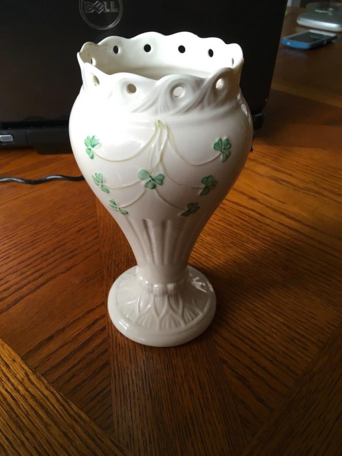 Vintage Belleek in Retrospect 2001 Ireland Shamrock Vase #7 EUC (umct)