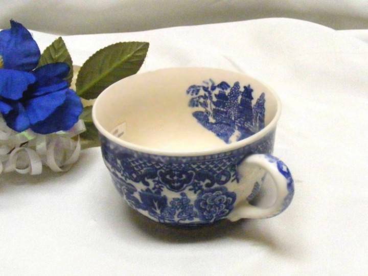 1052 Antique Japan Blue Willow Tea Cup