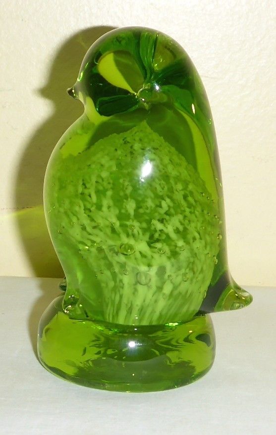 VINTAGE ART GLASS GREEN BIRD FIGURINE PAPERWEIGHT MADE IN MEDICINE HAT AB CANADA