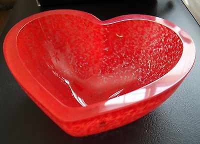 Swedish artist Mats Jonasson Maleras Sweden med Red Heart Glass Bowl