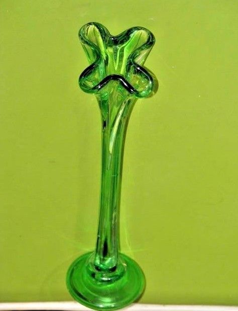 VTG HandCrafted Green Glass Bud Vase Ruffled Scalloped,Slanted Rim  Narrow Stem