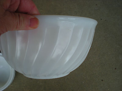 FIRE KING   Milk Glass   MIXING/SERVING BOWL   Swirl Pattern USA