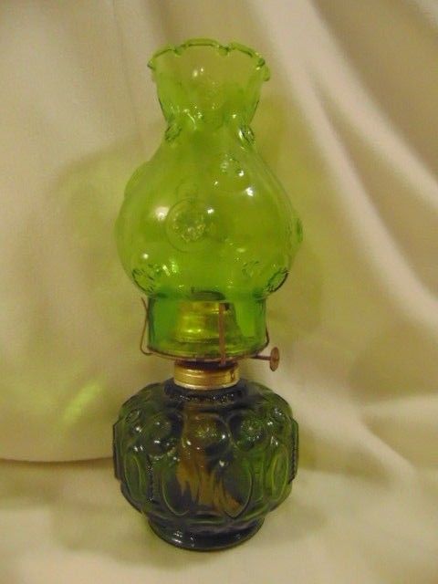 VINTAGE L.E. SMITH MOON AND STARS Green Avocado GLASS OIL LAMP ORIGINAL CHIMNEY