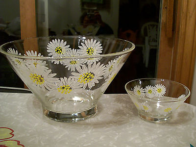 LARGE CLEAR GLASS SALAD OR CHIP BOWL WITH DAISY PATTERN