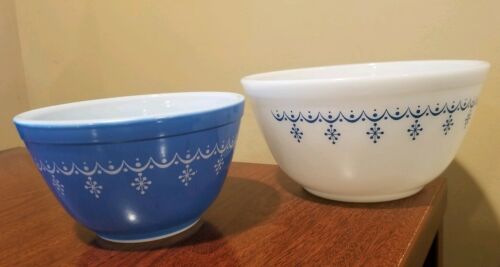 Two (2) PYREX  Snowflake Garland Bowls  WHITE (402) 1.5 QT  &  BLUE (401) 1.5 PT