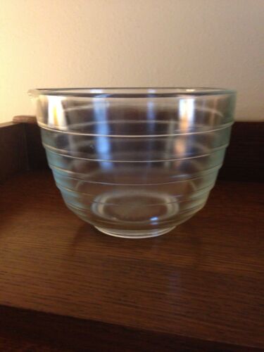 Excellent Vintage Clear Glass Pyrex Westinghouse Beehive Bowl with spout Sz 9