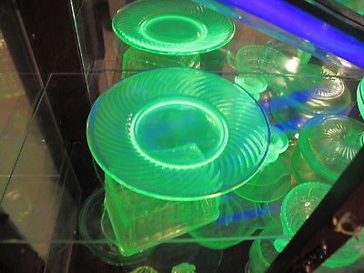 Vaseline Glass Green Depression   -  6 Swirl Plates Dishes w/ Gold Trim LOT Set