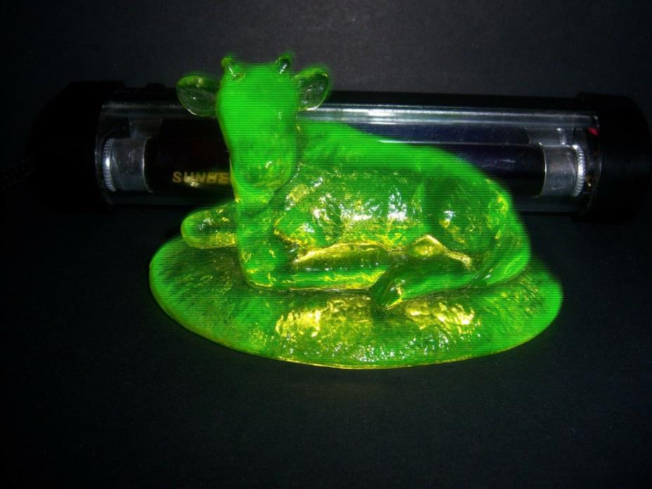 .VINTAGE YELLOWISH GREEN VASELINE GLASS PAPERWEIGHT COW