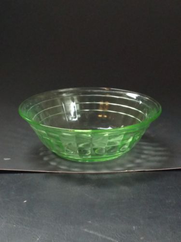 Vintage Green Vaseline Uranium Glass Berry Bowl