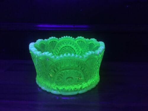 Vaseline Carnival glass serving bowl uranium opalescent iridescent candy / fruit