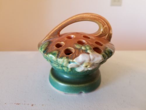 ROSEVILLE POTTERY FLOWER FROG