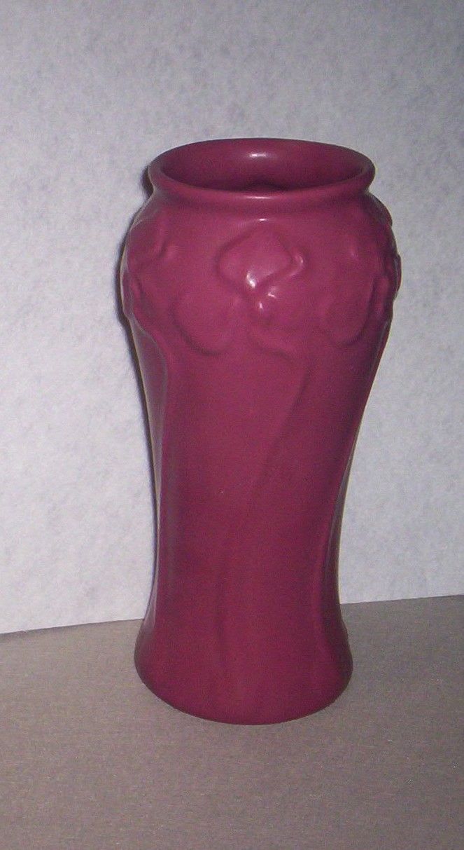 VAN BRIGGLE   IRIS Vase Persian Rose A0 CCII 2010