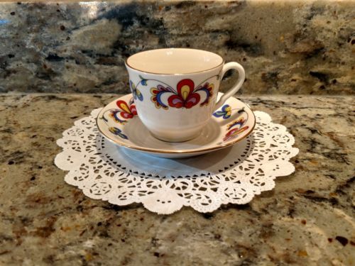 A VINTAGE COLORFUL CERAMIC TEA CUP & SAUCER SET WITH GOLD TRIM & WORN MARKINGS
