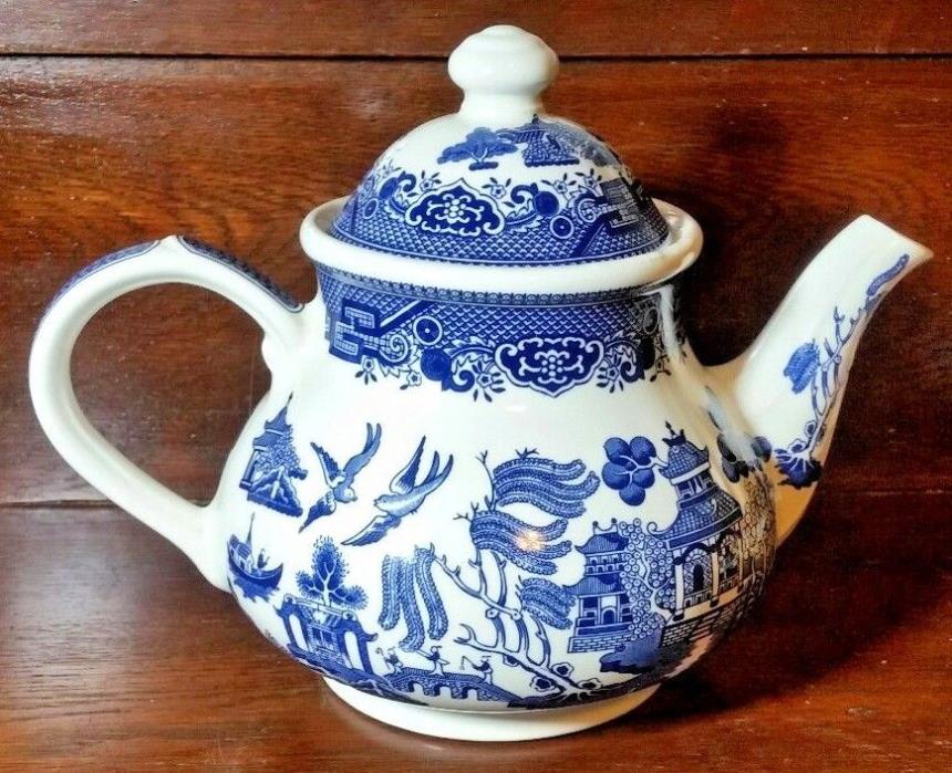 CHURCHILL china BLUE WILLOW pattern Teapot 40 oz. MADE IN ENGLAND