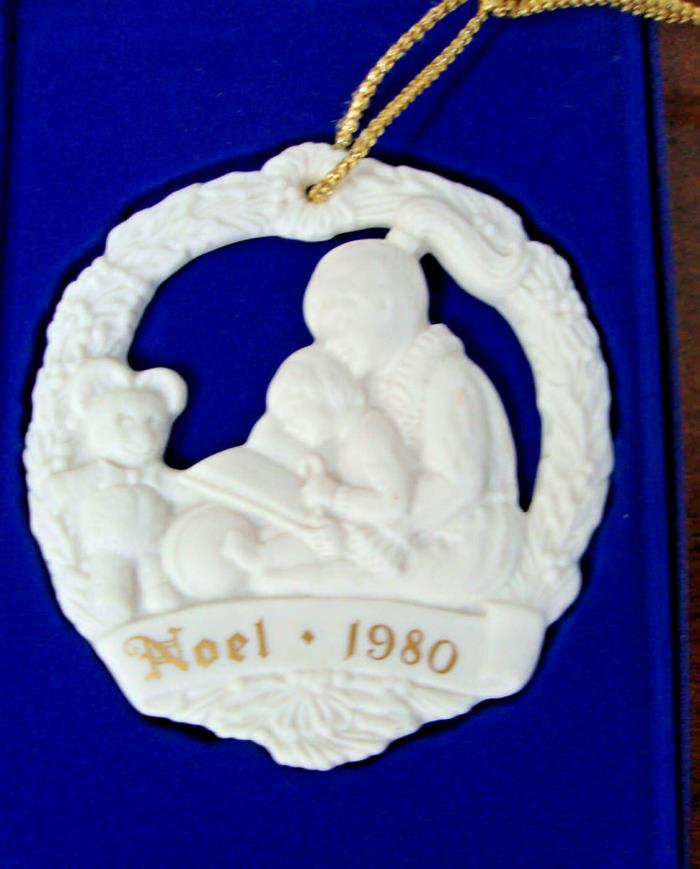 Gorham Joys of Christmas Noel Ornament Medallion 1980 Christmas Story with Box
