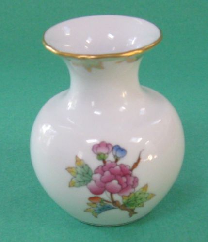 HEREND China VBO QUEEN VICTORIA GREEN PEONY BUTTERFLY Porcelain AMPHORA VASE