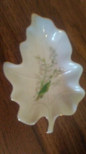 LEFTON HANDPAINTED LEAF SHAPED TRINKET DISH WITH WHITE COCKEL SHELL FLOWERS