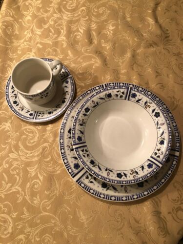 Gibson Housewares China 5 piece place setting blue trim floral