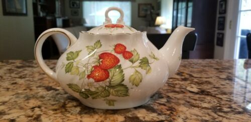 Queen's Virginia Strawberry Teapot Rosina China Co. Ltd, Wonderful! Rarely Used