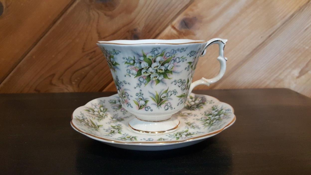 ROYAL ALBERT LAMBETH NELL GWYNNE SERIES LILY OF THE VALLEY ENGL TEA CUP & SAUCER