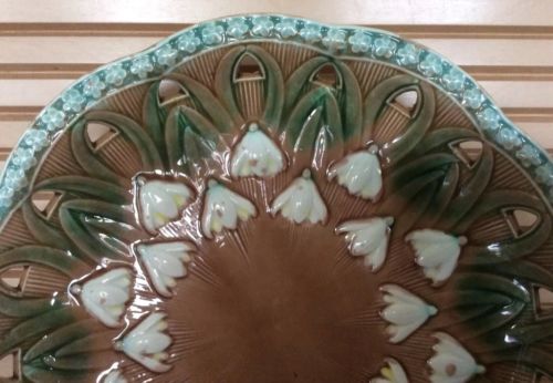 VILLEROY & BOCH :: 1883-1900 FLORAL 9 1/4” MAJOLICA PLATE Snowdrops SCHRAMBERG