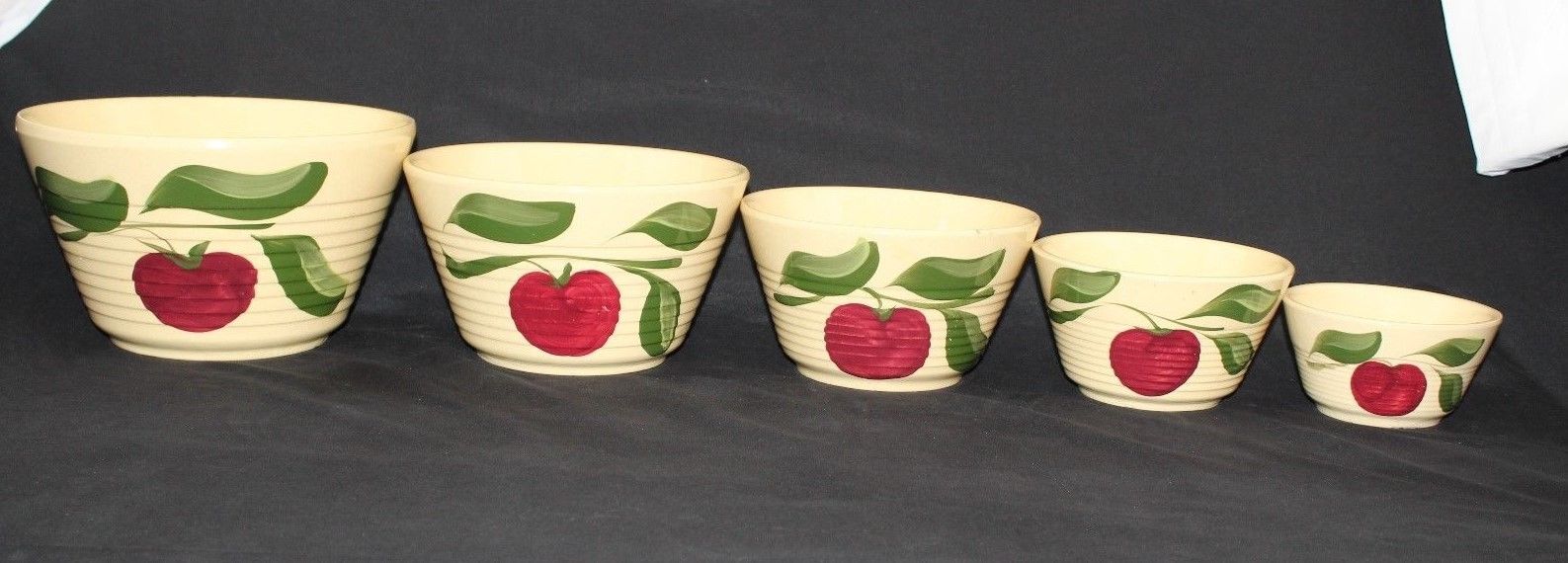 Rare MINTY SET OF 5 WATT APPLE 3-LEAF NESTING MIXING BOWLS YELLOWWARE 5,6,7,8,9