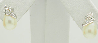 14K White Gold 6.5mm Freshwater Pearl w/0.05ctw Diamond Accents Stud Earrings