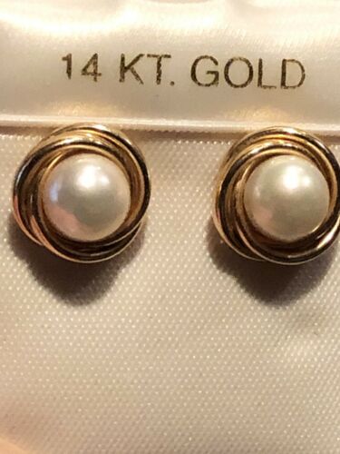 A PAIR OF 14K GOLD LOVE KNOT WITH CULTURED PEARL CENTER POST EARRINGS