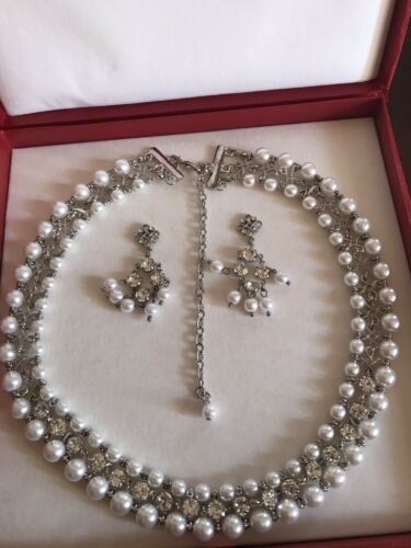 BEAUTIFUL WHITE CULTURED PEARL NECKLACE AND EARRING SET SILVER