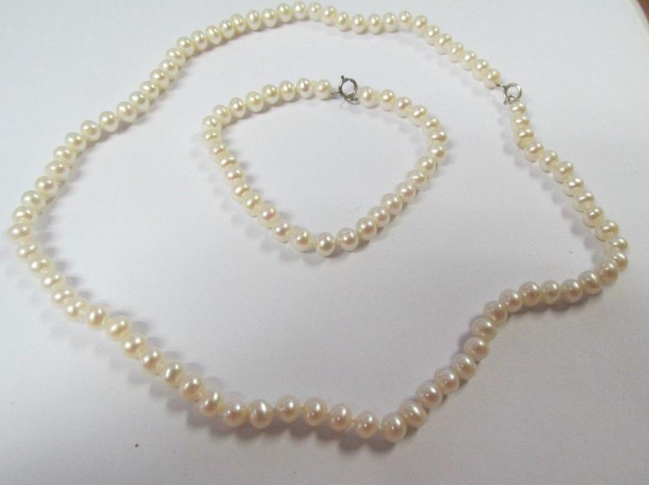 Beautiful Pearl Necklace & Bracelet Set