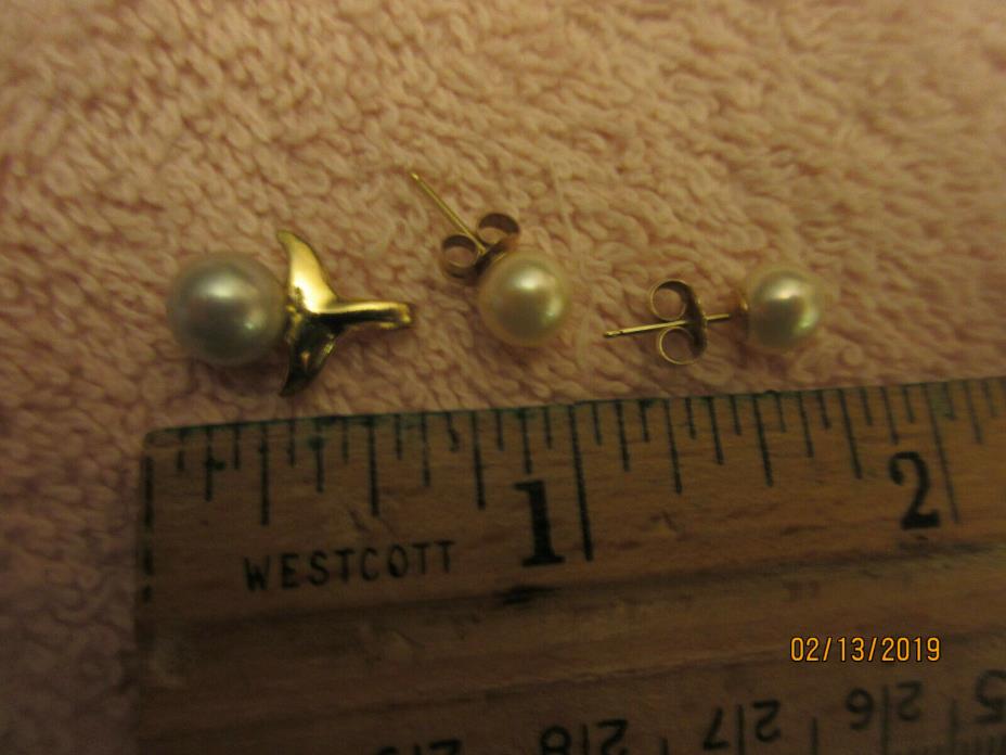 14 K GOLD DOLPHIN TAIL AND PEARL PENDANT AND PEARL POST EARRINGS SET