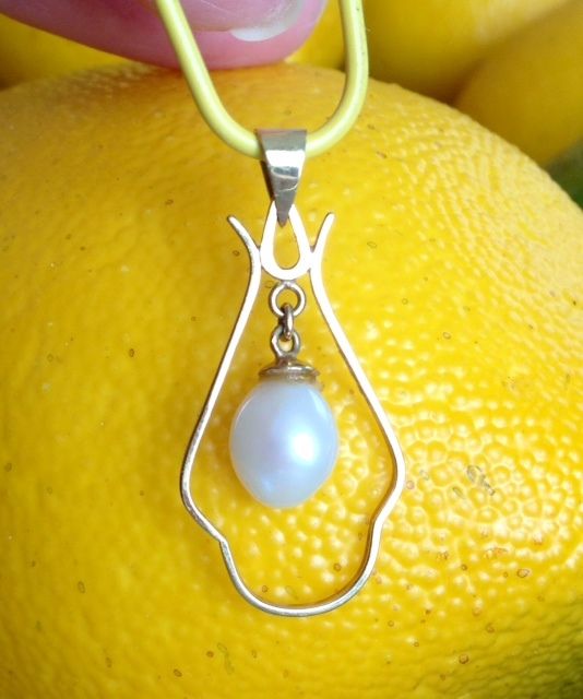 Vintage 14K Yellow Gold Pendant with Center Teardrop Natural Pearl Drop