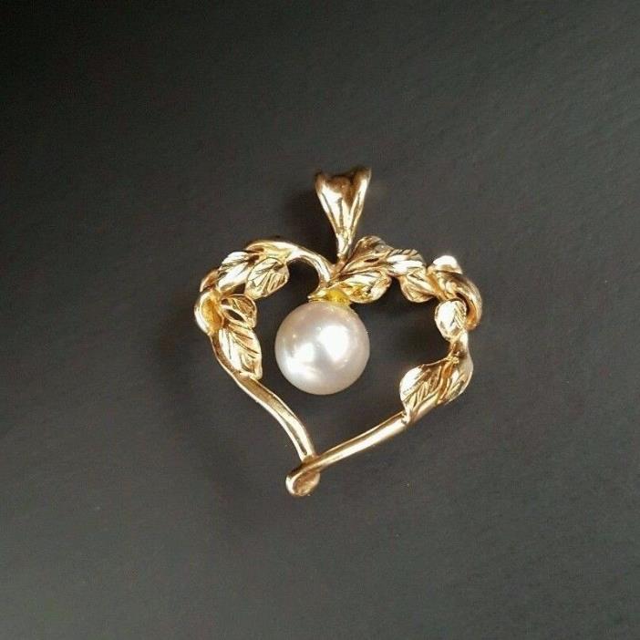 14kt Yellow Gold Pearl Heart Pendant Total weight is 3.0 Grams
