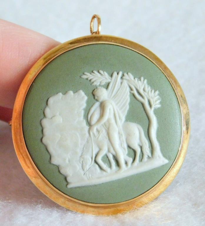 Gorgeous Wedgwood 1955 14K Gold Green Jasperware Round Pin Brooch or Pendant